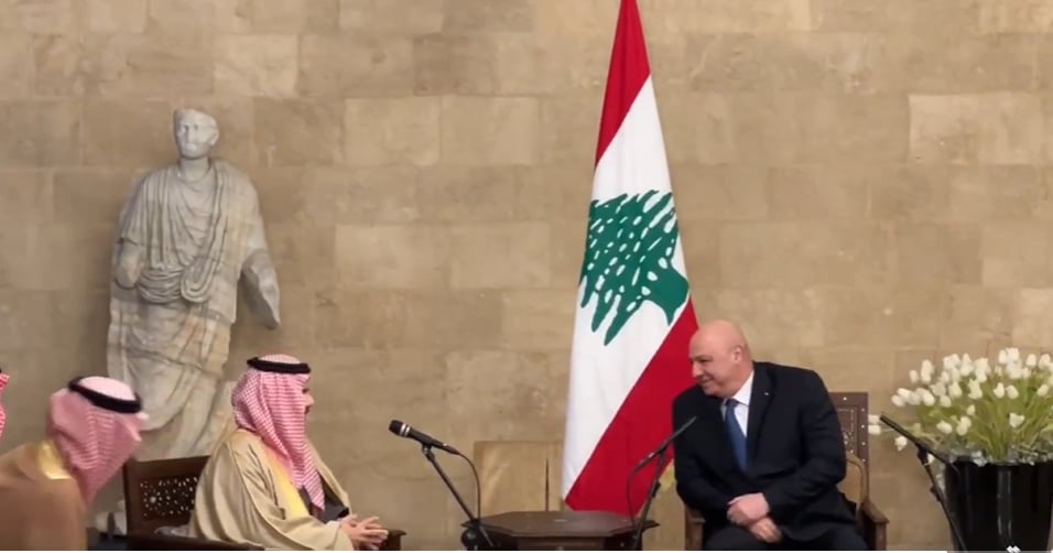 الرئيس اللبناني مرحبا بوزير الخارحية في بيروت: «وأخيراً»