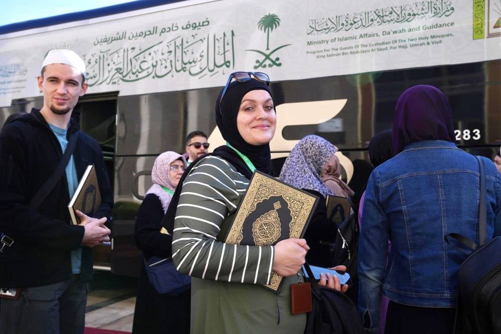 ضيوف «برنامج خادم الحرمين الشريفين للعمرة والزيارة» يزورون مجمع طباعة المصحف بالمدينة المنورة