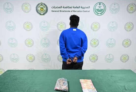 القبض على شخص لترويجه مادة الحشيش المخدر بمنطقة تبوك 
