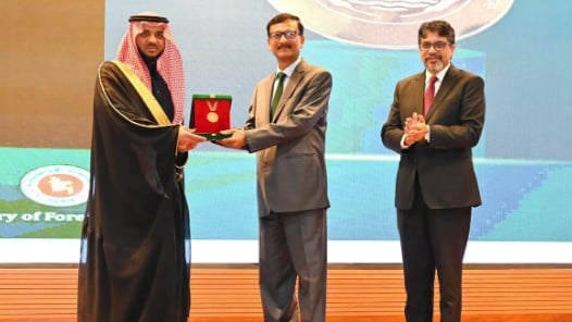 بنجلاديش تمنح السفير الدحيلان "وسام التميز الدبلوماسي"
