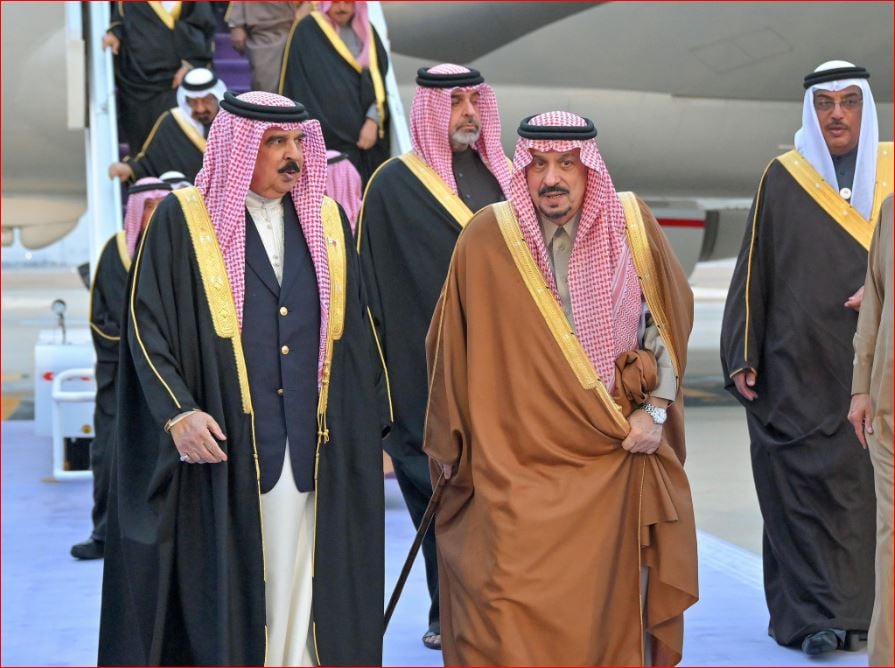 ملك البحرين يصل إلى الرياض وفي مقدمة مستقبليه أمير المنطقة