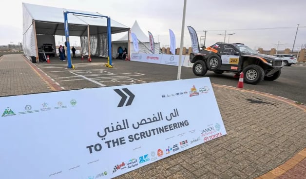 اللجنة الفنية لرالي حائل تويوتا الدولي 2025 تجري فحص المركبات المشاركة في السباق