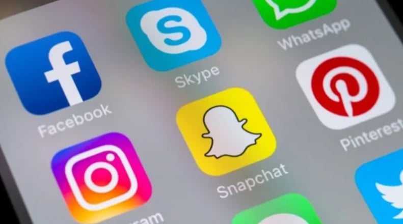أخصائي نفسي: عرض المحتوى الحزين بمواقع التواصل سببه مشاعر حزن 