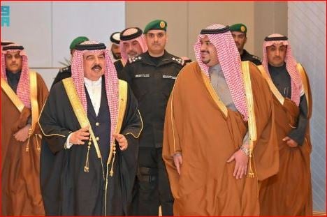 ملك البحرين يغادر الرياض وفي مقدمة مودعيه نائب أمير المنطقة