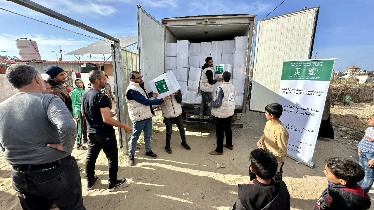 «إغاثي الملك سلمان» يوزع مساعدات غذائية للنازحين الفلسطينيين العائدين إلى شمال غزة