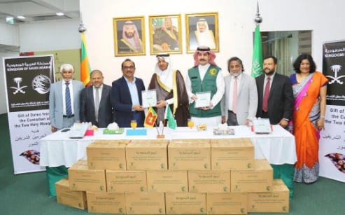 مركز الملك سلمان للإغاثة يسلّم 50 طنًا من التمور هدية المملكة لسريلانكا