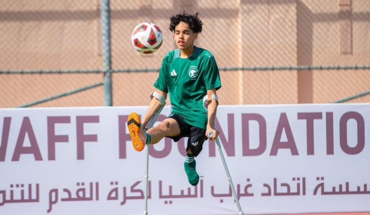 يزن سيفين.. شاب سعودي يصنع مجده كلاعب كرة قدم بساق واحدة