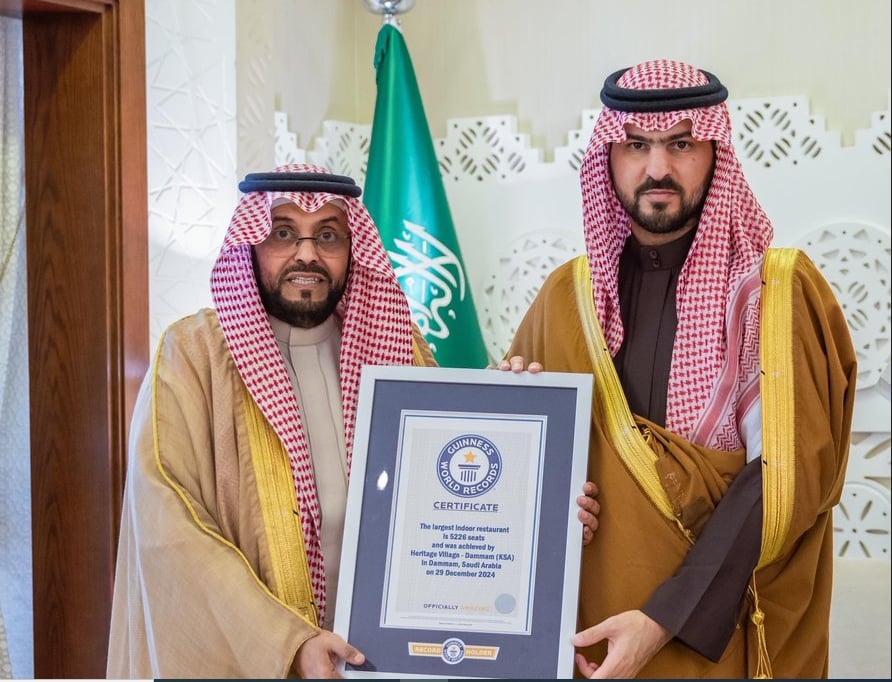 نائب أمير الشرقية يتسلم شهادة تسجيل «القرية الشعبية» ضمن موسوعة جينيس
