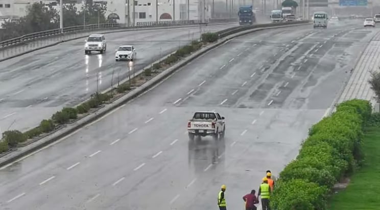 «الأرصاد»: أمطار غزيرة وسيول في المنطقة الشرقية
