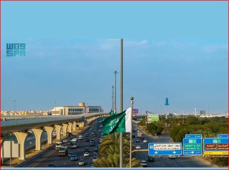 أمانة الرياض تستكمل تركيب أعلام الدولة السعودية الأولى احتفاءً بيوم التأسيس