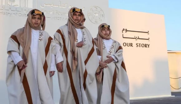 أزياء الأطفال تترجم الهوية التاريخية في منطقة الجوف