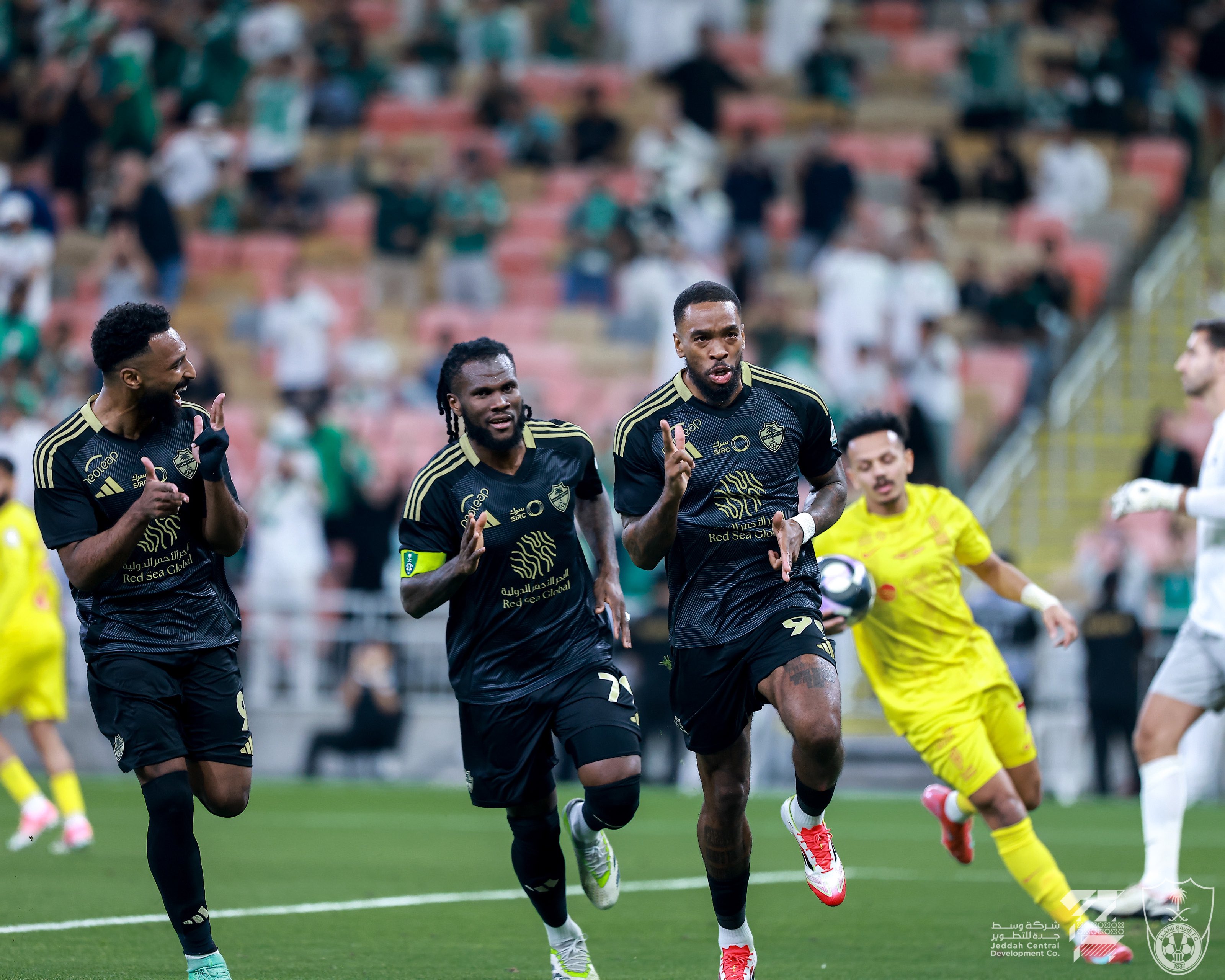 الأهلي يقسو على القادسية في دوري روشن