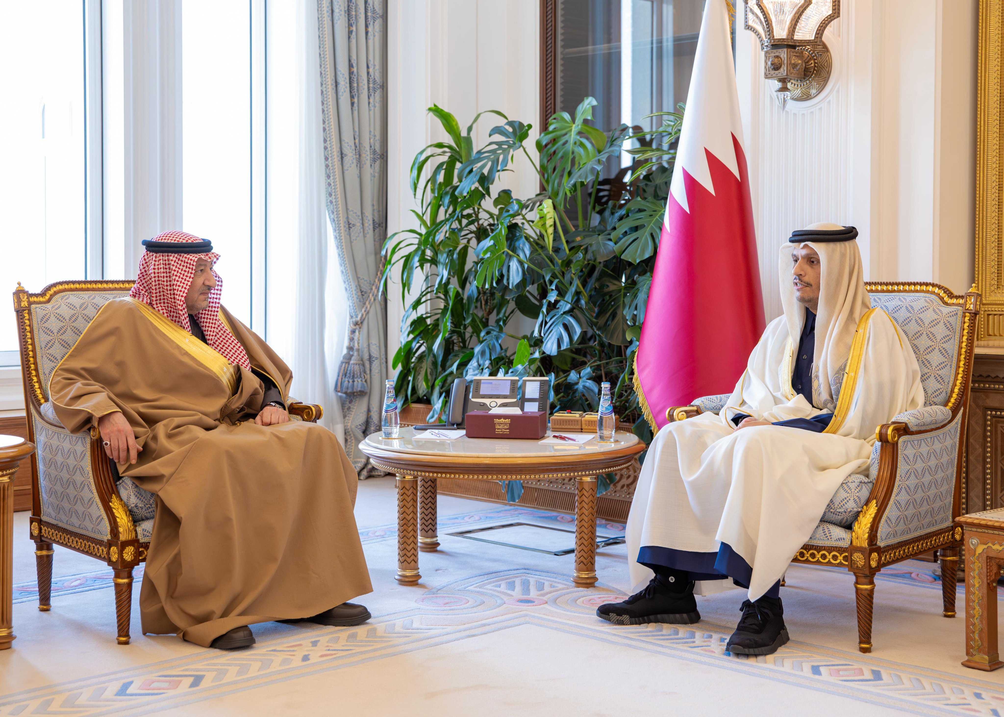 نائب وزير الخارجية يبحث علاقات التعاون مع رئيس وزراء قطر