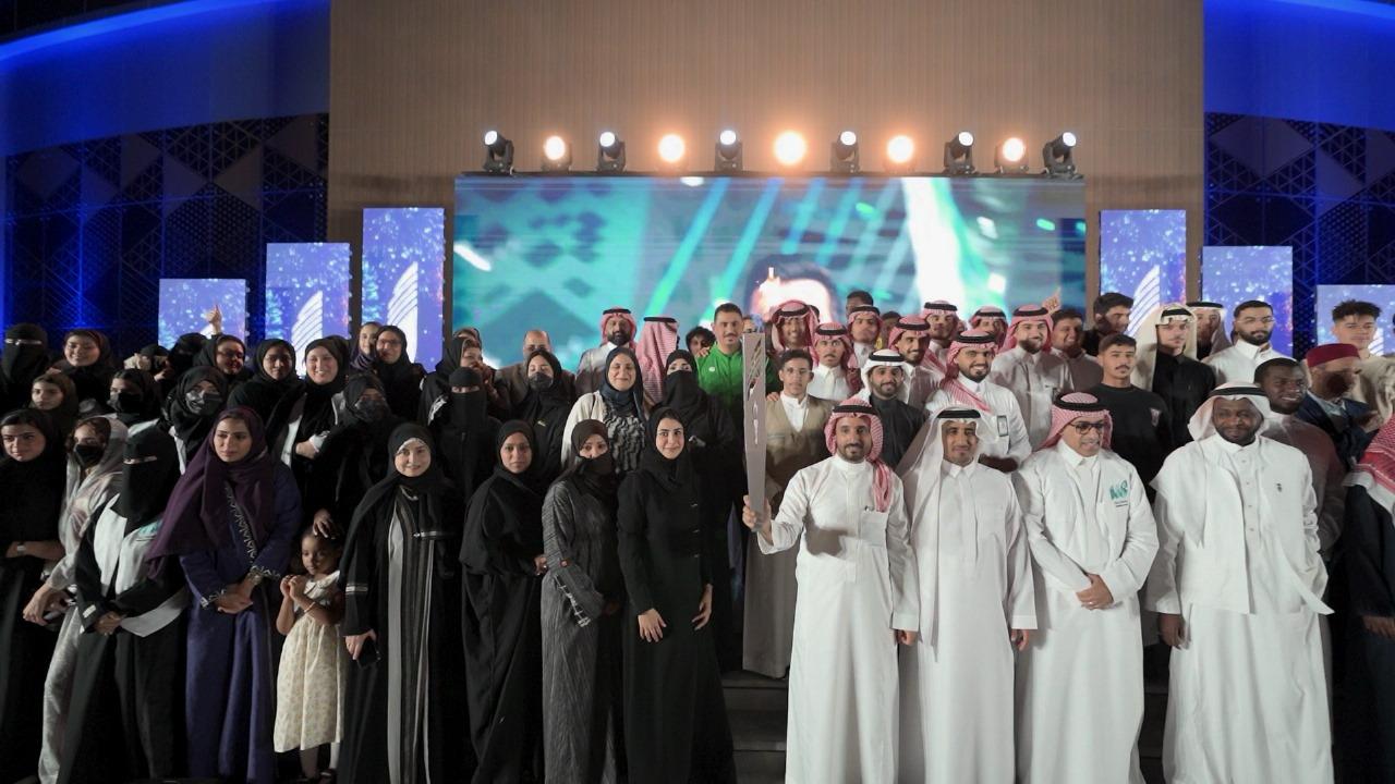 جامعة جدة تدشن شعلة الأولومبياد الرياضي 

