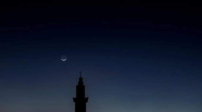 هلال ليلة الثاني من رمضان يتألق في سماء عرعر تحت كوكب الزهرة وفوق عطارد