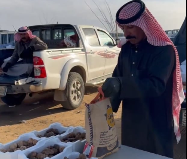 سوق الفقع في سكاكا.. مصدر توريد لمدن المملكة 