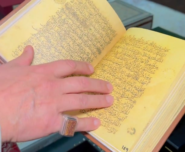 حسين أورفلي.. قصة مواطن جمع 214 مصحفًا نادرًا