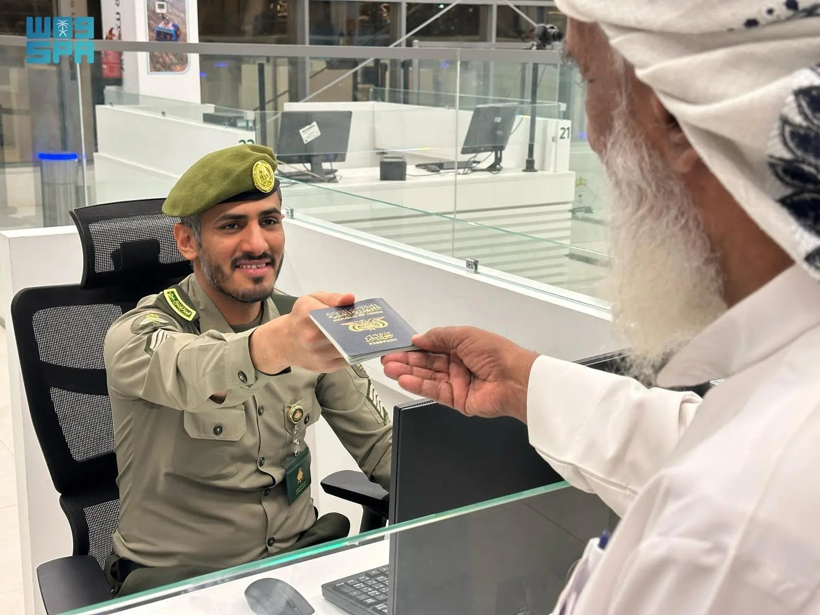 جوازات منفذ الوديعة تستقبل ضيوف الرحمن القادمين للعمرة خلال رمضان