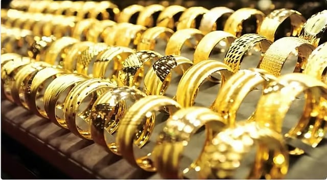 الذهب يتراجع مع ارتفاع الدولار وعوائد سندات الخزانة