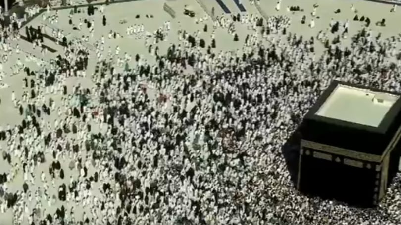 أجواء روحانية تملأ صحن الطواف في العاشر من رمضان