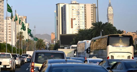 العاصمة المقدسة تتوشح براية التوحيد احتفاءً بيوم العلم