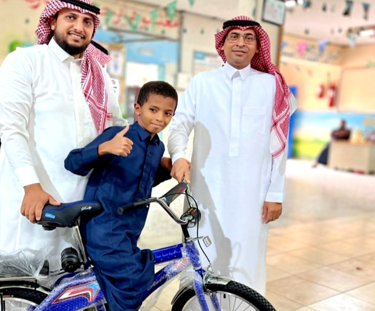  بهواتف ومبالغ مالية.. مدارس تكرم طلابها المواظبين على الحضور في رمضان