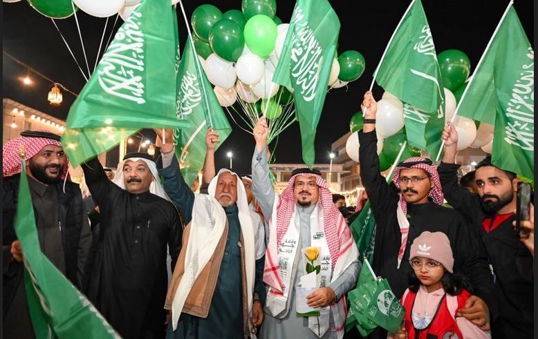 هيئة الهلال الأحمر السعودي بالباحة تشارك في احتفاءً بيوم العلم بالسوق الرمضاني بالباحة 
