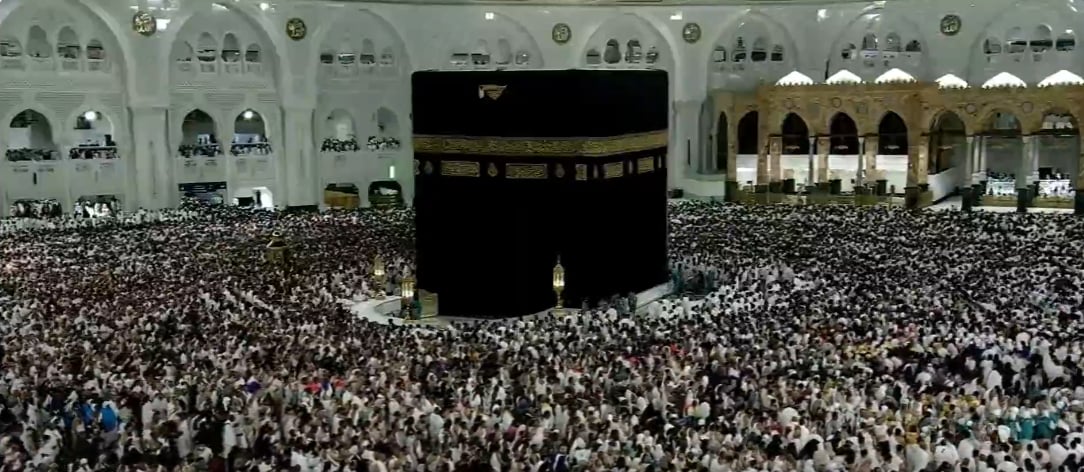 كثافة عالية من المعتمرين والزوار بالمسجد الحرام