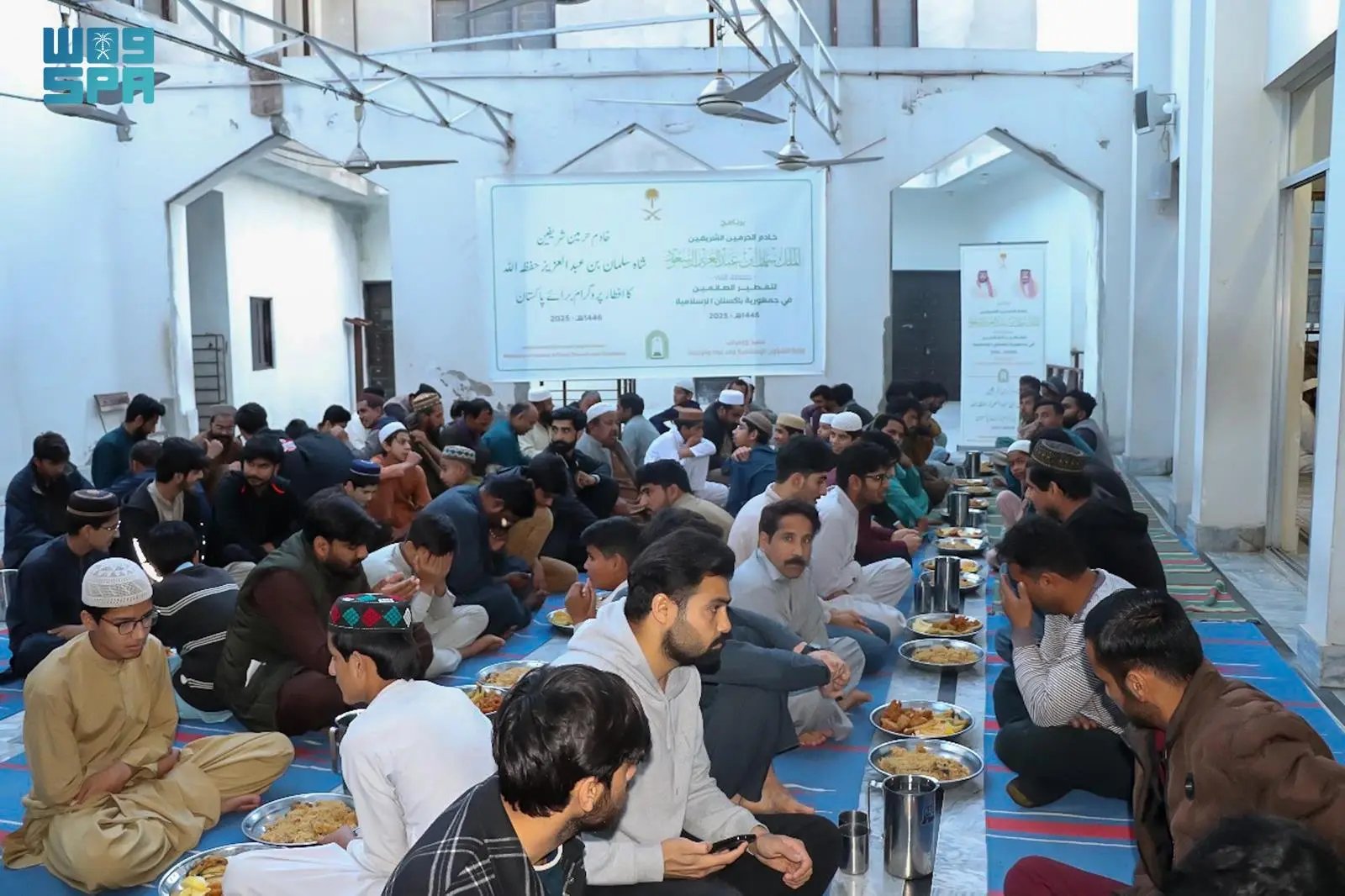 لنحو 12 ألف مستفيد.. "الشؤون الإسلامية" تقيم موائد لتفطير الصائمين في باكستان