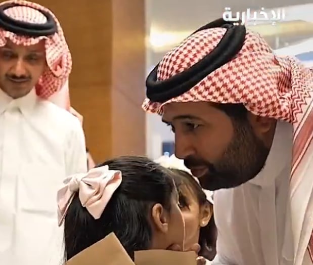 لحظات أبوية لنائب أمير جازان مع الأيتام في إفطار رمضاني