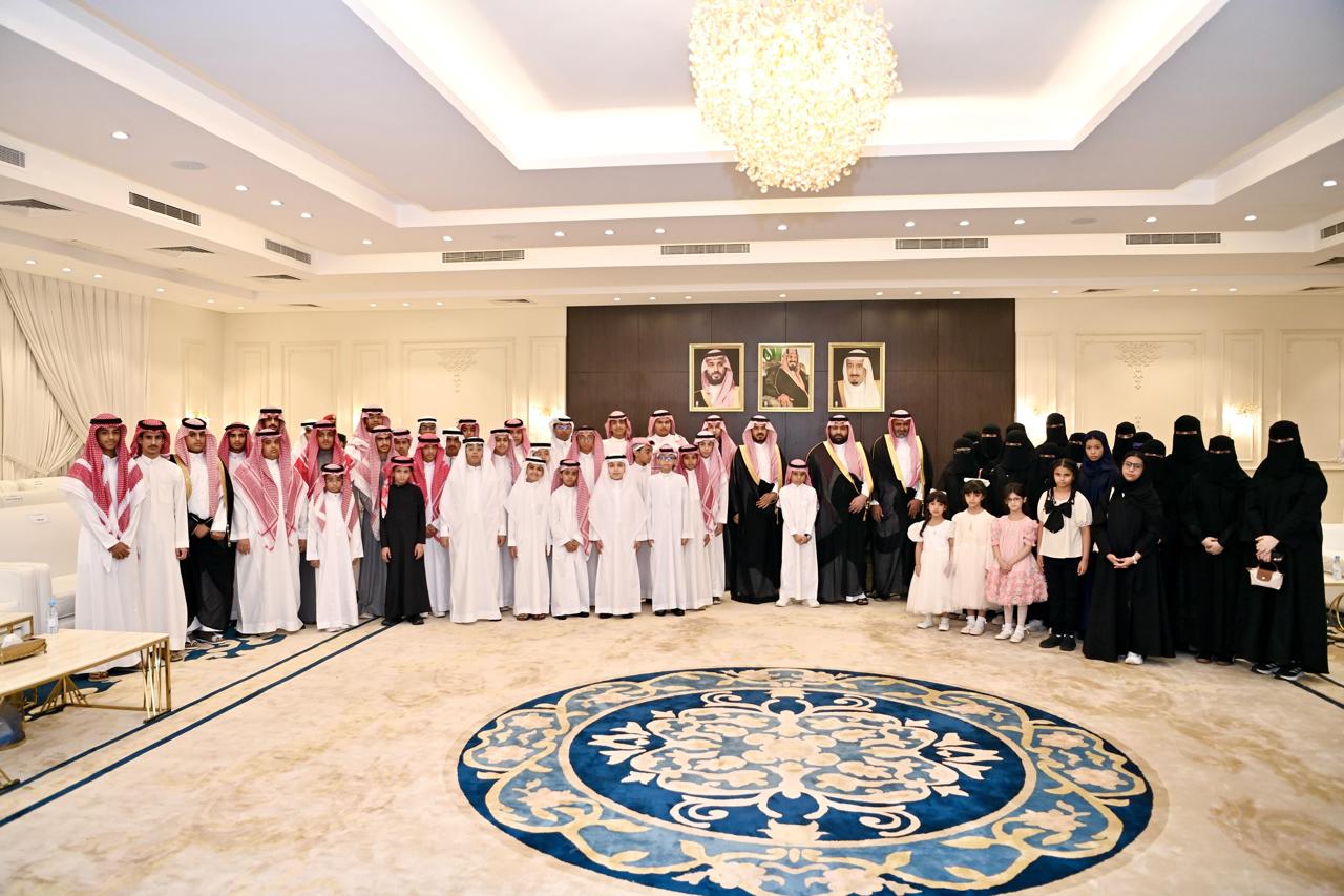 بالصور.. نائب أمير منطقة جازان يكرم الطلبة الفائزين بجائزة «منافس» 2024