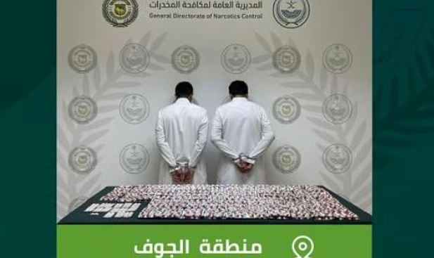 القبض على شخصين بمنطقة الجوف لترويجهما 2,474 قرصًا خاضعًا لتنظيم التداول الطبي