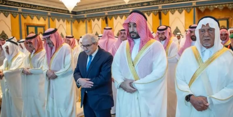 ولي العهد يؤدي صلاة عيد الفطر في المسجد الحرام
