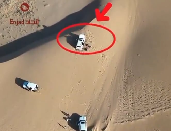 فريق «إنجاد» ينقذ عائلة علقت سيارتهم بصحراء حلبان