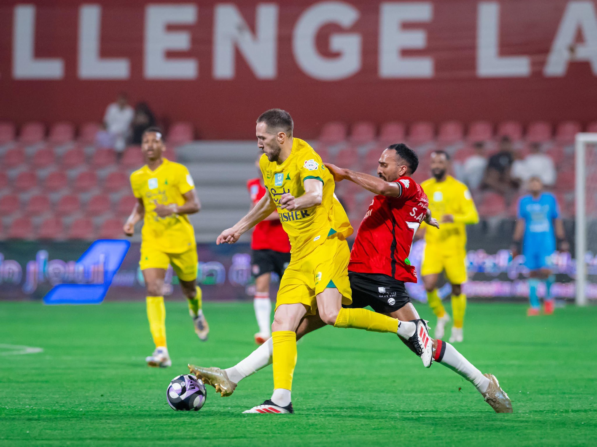 بثنائية.. الخليج يعبر الرائد في دوري روشن