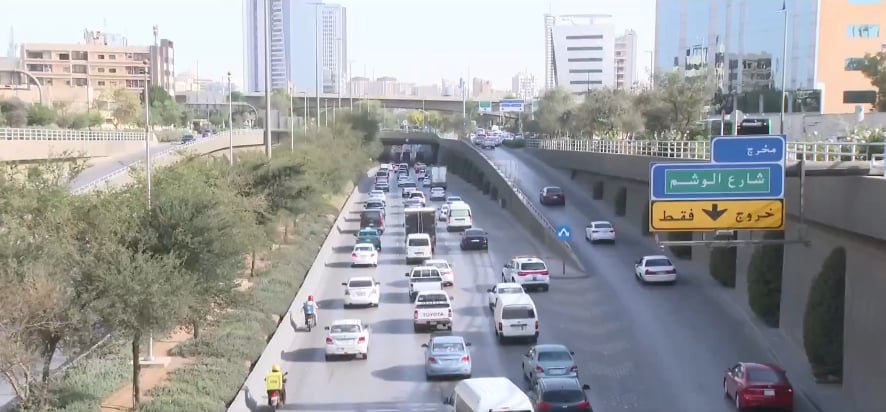 انتظام حركة المرور على طريق الملك فهد بالرياض مع عودة الدراسة