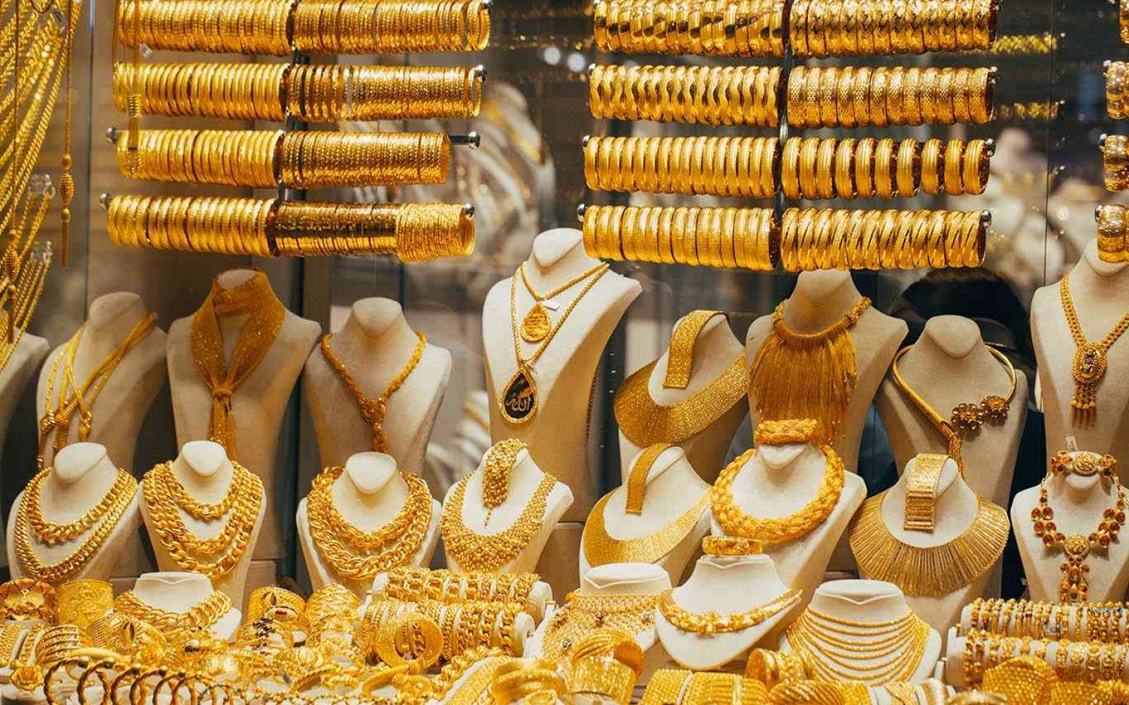 سعر الذهب في السعودية اليوم الإثنين 16-10-1446 لكل الأعيرة