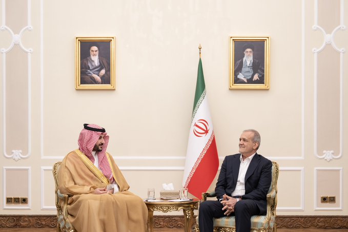 وزير الدفاع يستعرض العلاقات السعودية الإيرانية مع بزشكيان 


