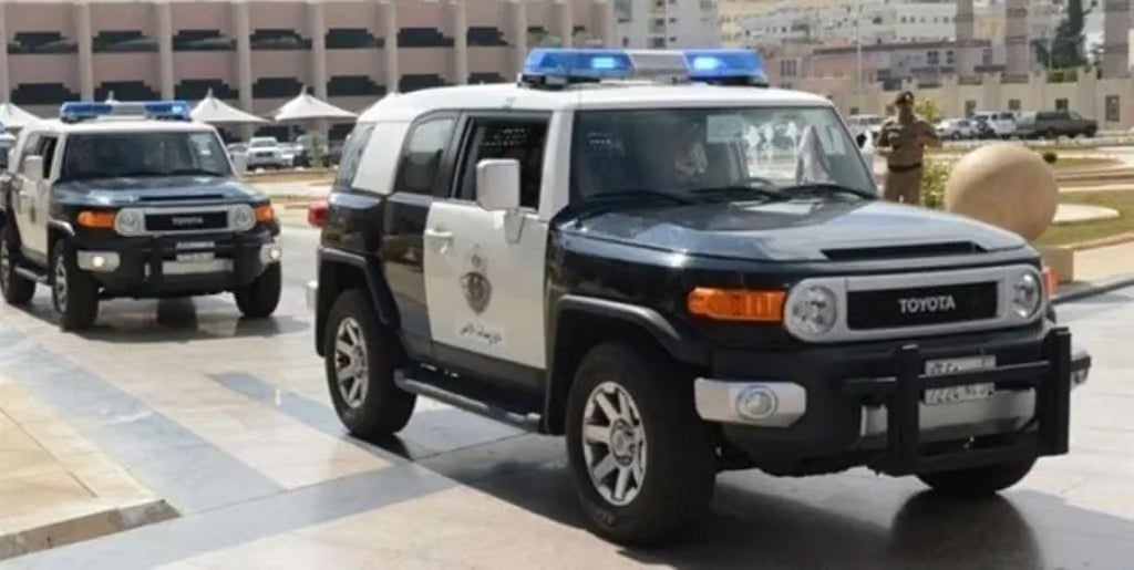 القبض على مقيمين لارتكابهما عمليات نصب واحتيال بإيهام ضحاياهما بأداء الحج عن الغير بمقابل مالي