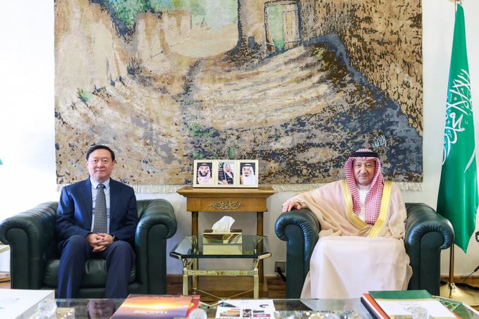نائب وزير الخارجية يبحث تعزيز العلاقات الثنائية مع السفير الصيني