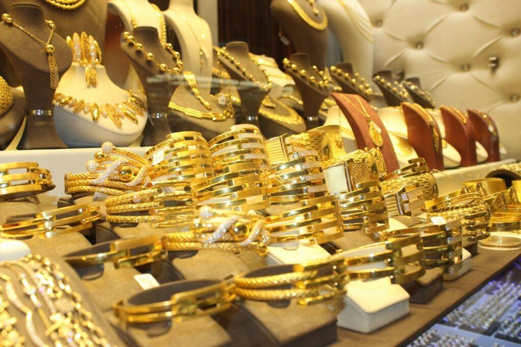 سعر الذهب في السعودية اليوم الخميس 26- 10- 1446 لكل الأعيرة