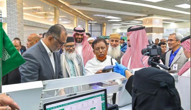 أولى رحلات المستفيدين من مبادرة طريق مكة تغادر مطار حضرة شاه الدولي ببنجلاديش
