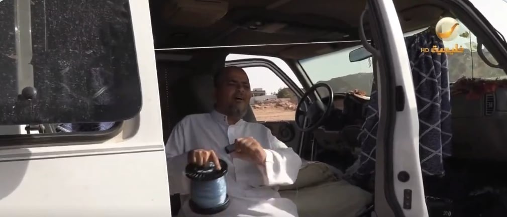 مواطن يبهر المحترفين بالصيد على كرسي متحرك