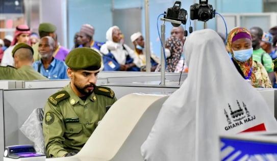 جوازات مطار الأمير محمد بن عبدالعزيز تستقبل أولى رحلات ضيوف الرحمن القادمين من غانا 
