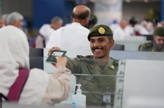 جوازات مطار الملك عبدالعزيز الدولي بجدة تواصل استقبال رحلات ضيوف الرحمن القادمين لأداء الحج 