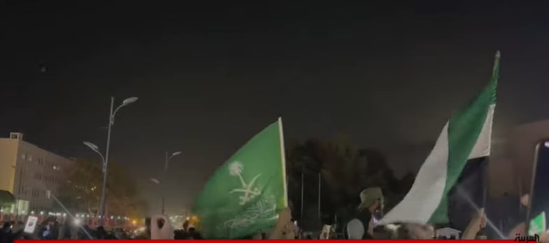 سوريون يرفعون أعلام المملكة ردا على دورها برفع العقوبات عن دمشق