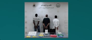 القبض على 3 وافدين لترويجهم لحملات حج وهمية وبيع أساور حج مزورة