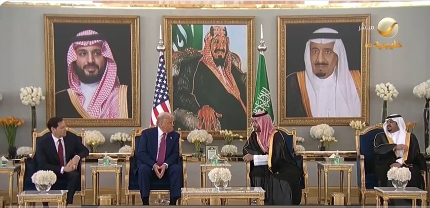 حديث ودي على القهوة السعودية بين ولي العهد وترامب في استراحة صالة التشريفات بمطار الملك خالد