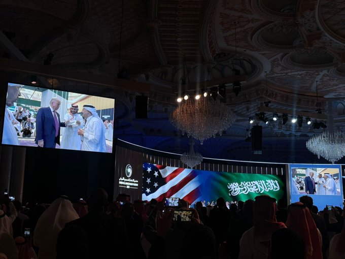ولي العهد يستقبل ترامب لدى وصوله إلى مقر منتدى الاستثمار السعودي الأمريكي