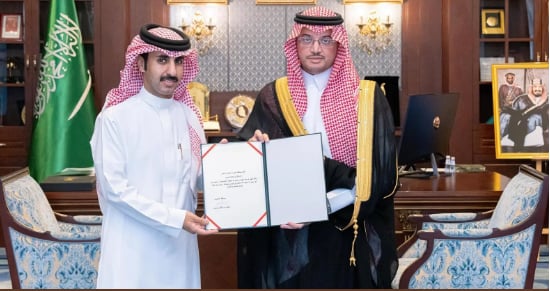 محافظ الأحساء يكرّم مواطنًا تبرع بكليته لأحد أصدقائه